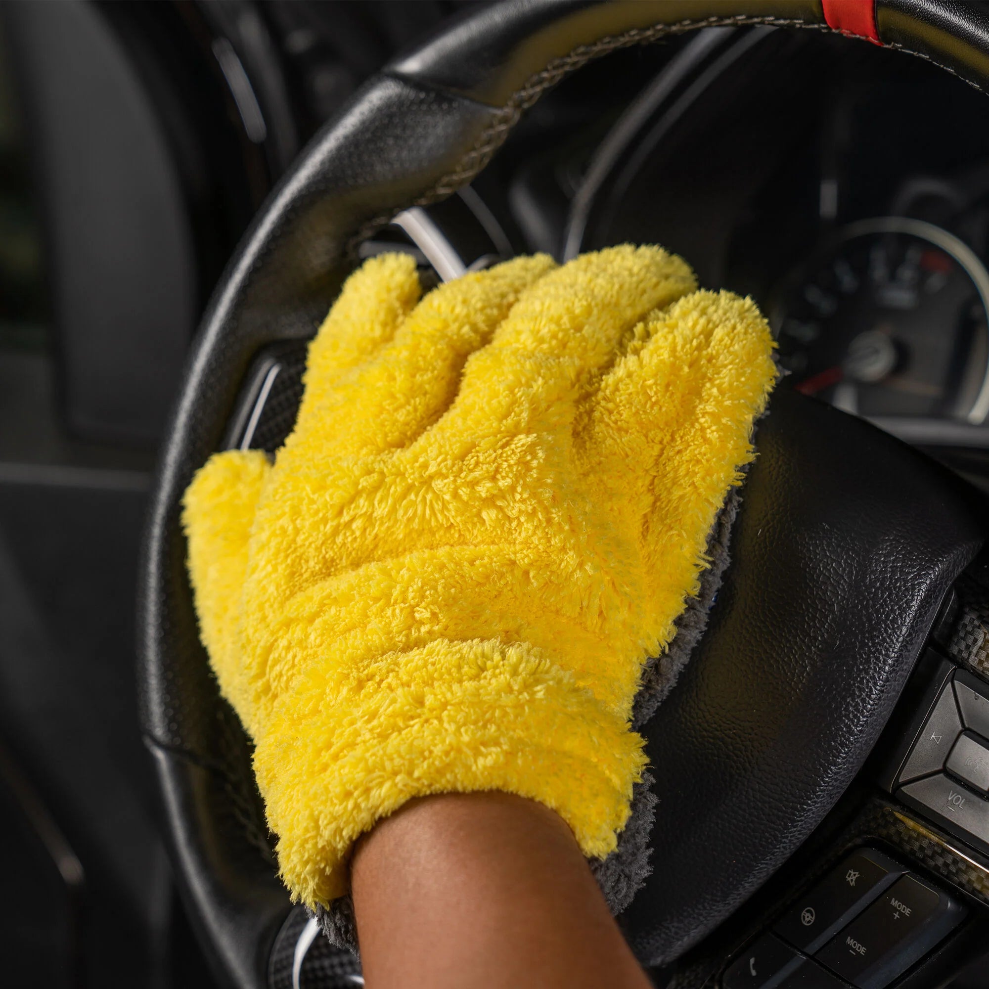 Chemical Guys The Stranger Helpful Handy Mitt - Image 12