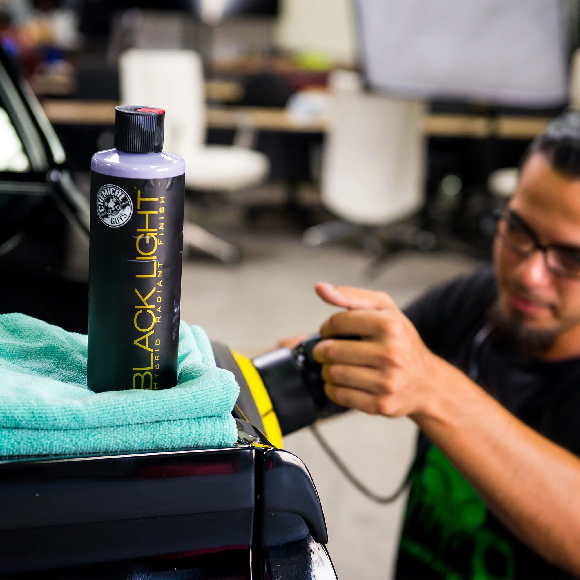 Chemical Guys BLACK LIGHT Glaze Hybrid Radiant Finish - Image 7